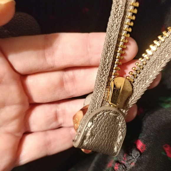 ((SOLD)) ๐Betsey Johnson Smell The Roses Metallic Tote Bag - Picture 8 of 8